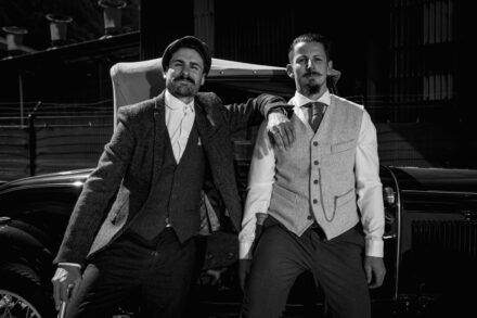 Portrait noir et blanc d’un groupe d’hommes lors d’un EVG thème Peaky Blinders