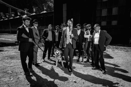 Groupe d’amis lors d’un EVG thème Peaky Blinders près de Chamonix et Megève en décor industriel noir et blanc