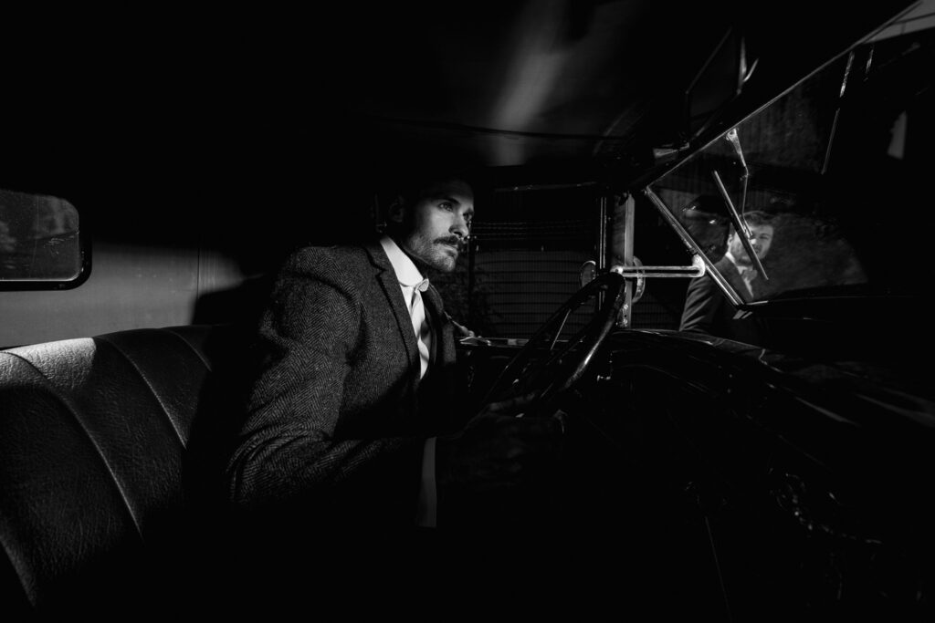 Portrait noir et blanc d'un homme lors d’un EVG thème Peaky Blinders