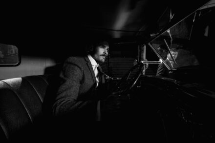 Portrait noir et blanc d'un homme lors d’un EVG thème Peaky Blinders