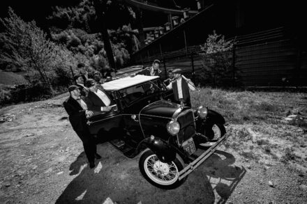 Groupe d’amis lors d’un EVG thème Peaky Blinders près de Chamonix et Megève en décor industriel noir et blanc