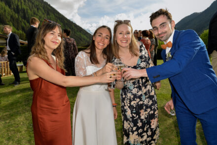 Vin d'honneur de mariage en montagne, invités réunis, Argentière Chamonix Haute-Savoie