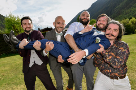 Vin d'honneur de mariage en montagne, invités réunis, Argentière Chamonix Haute-Savoie