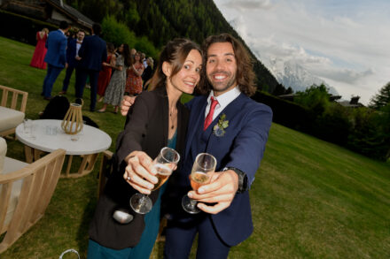 Vin d'honneur de mariage en montagne, invités réunis, Argentière Chamonix Haute-Savoie