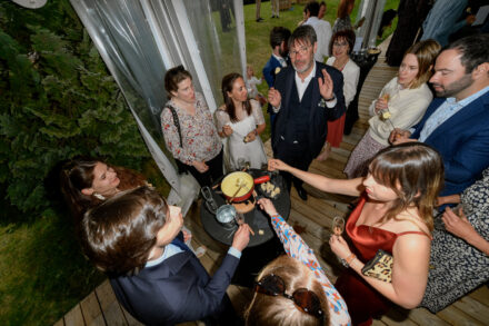 Vin d'honneur de mariage en montagne, invités réunis, Argentière Chamonix Haute-Savoie