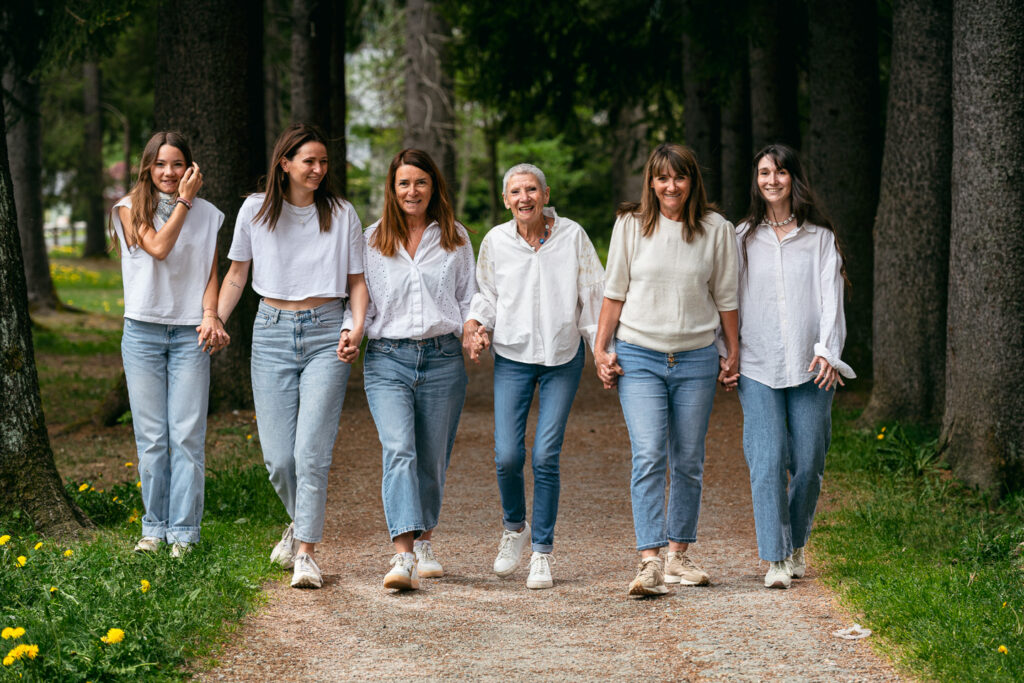 Séance photo famille générationnelle en forêt dans la vallée de Chamonix avec grand-mère, mamans et petites filles