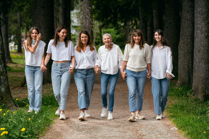 Séance photo famille générationnelle en forêt dans la vallée de Chamonix avec grand-mère, mamans et petites filles
