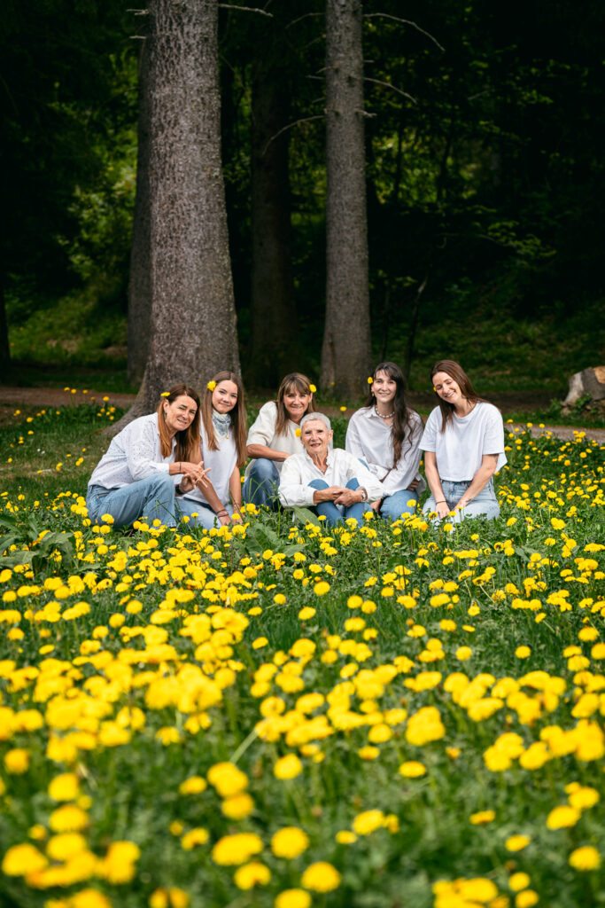 Séance photo famille générationnelle en forêt dans la vallée de Chamonix avec grand-mère, mamans et petites filles