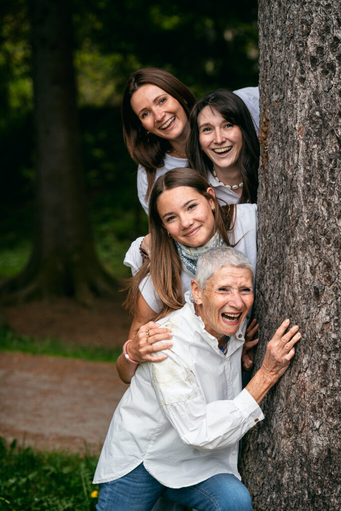 Séance photo famille générationnelle en forêt dans la vallée de Chamonix avec grand-mère, mamans et petites filles