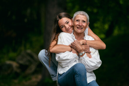 Séance photo famille générationnelle en forêt dans la vallée de Chamonix avec grand-mère, mamans et petites filles