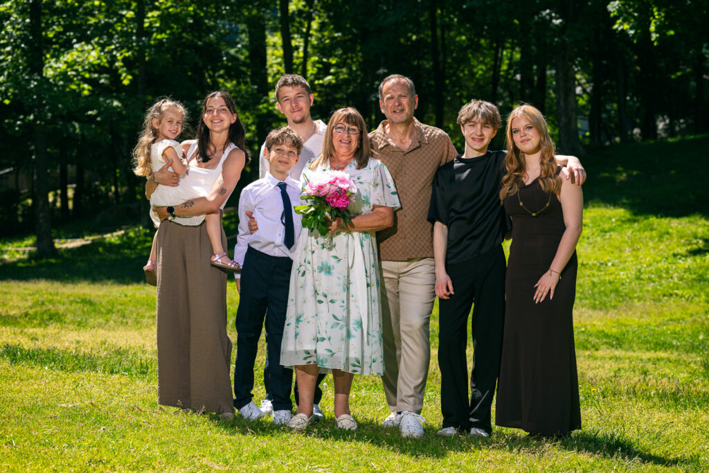 Séance photo couple et famille dans un parc à Chamonix après un renouvellement de vœux