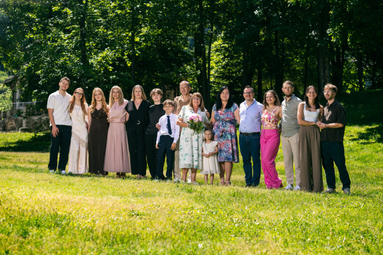Séance photo couple et famille dans un parc à Chamonix après un renouvellement de vœux