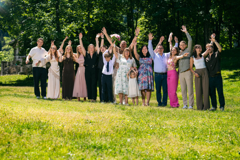 Séance photo couple et famille dans un parc à Chamonix après un renouvellement de vœux