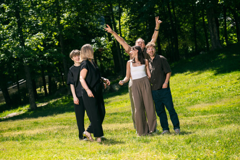 Séance photo couple et famille dans un parc à Chamonix après un renouvellement de vœux