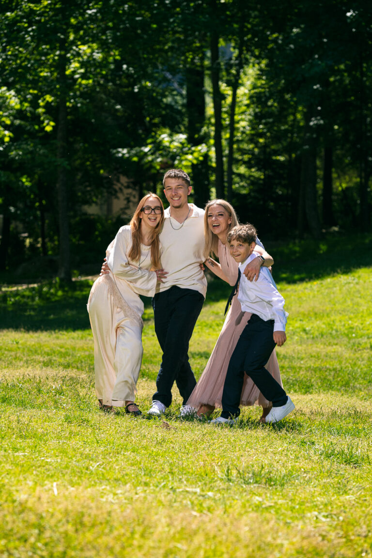 Séance photo couple et famille dans un parc à Chamonix après un renouvellement de vœux